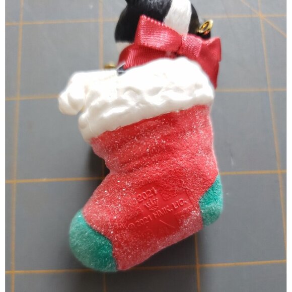 Hallmark Keepsake 2021 Puppy Love Boston Terrier Dog Ornament # 31 QXR9002 - Picture 4 of 9